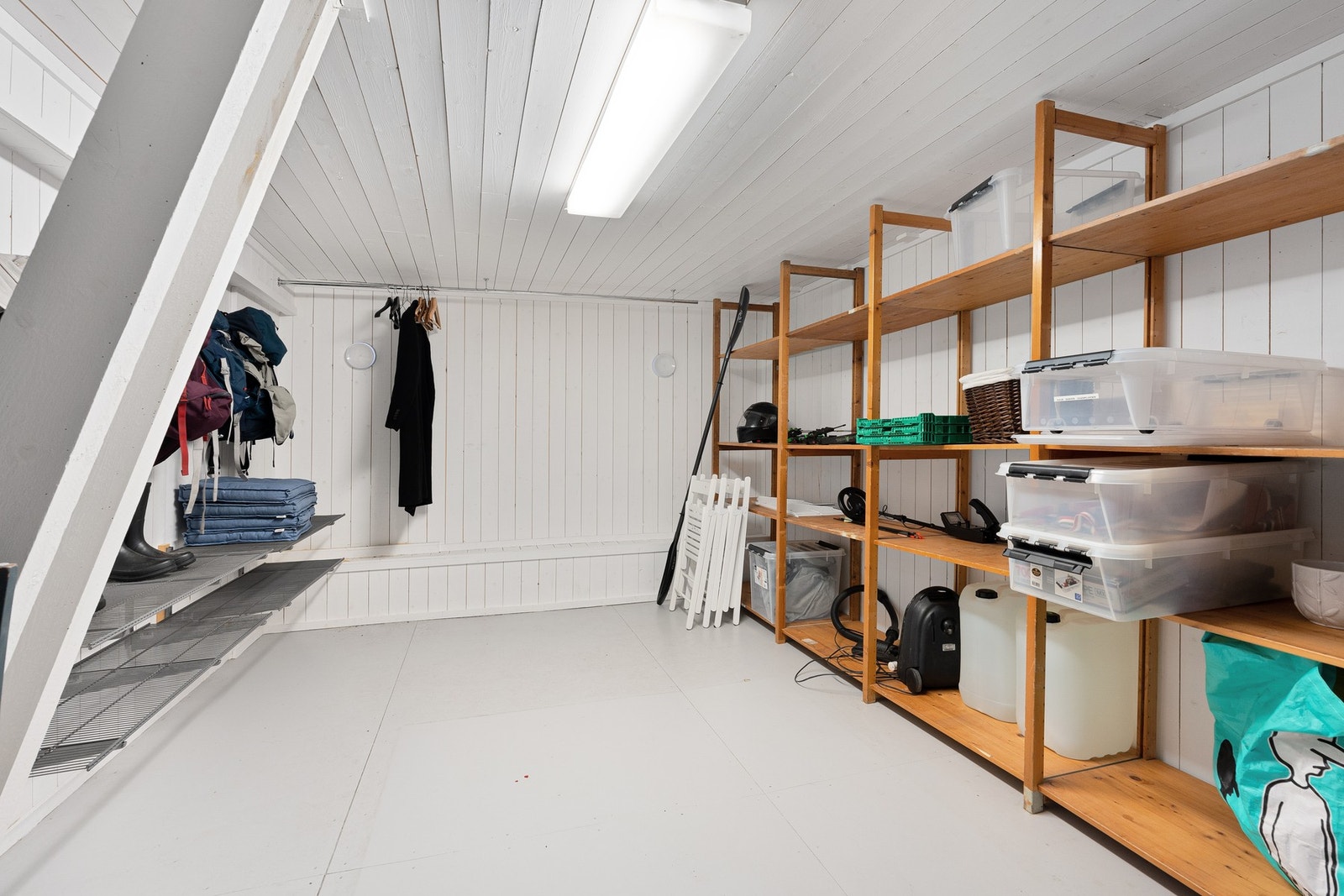 Isolert lager i låven Galleribilde