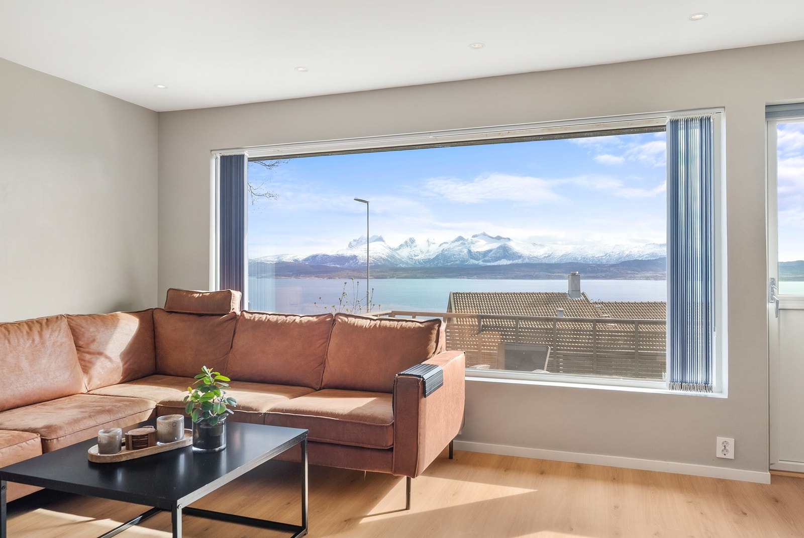 Vindusflatene rammer inn den flotte utsikten over Saltenfjorden og Børvasstindan. Galleribilde