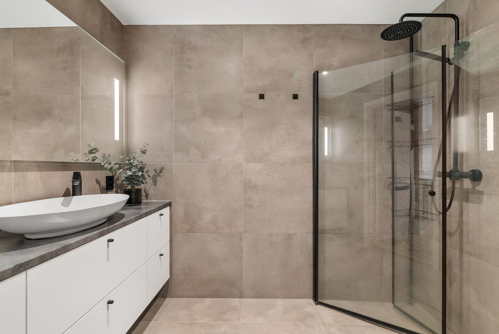 Badet ble helhetlig oppgradert i 2023, med nye fliser, elektrisk gulvvarme og moderne innredning. Galleribilde