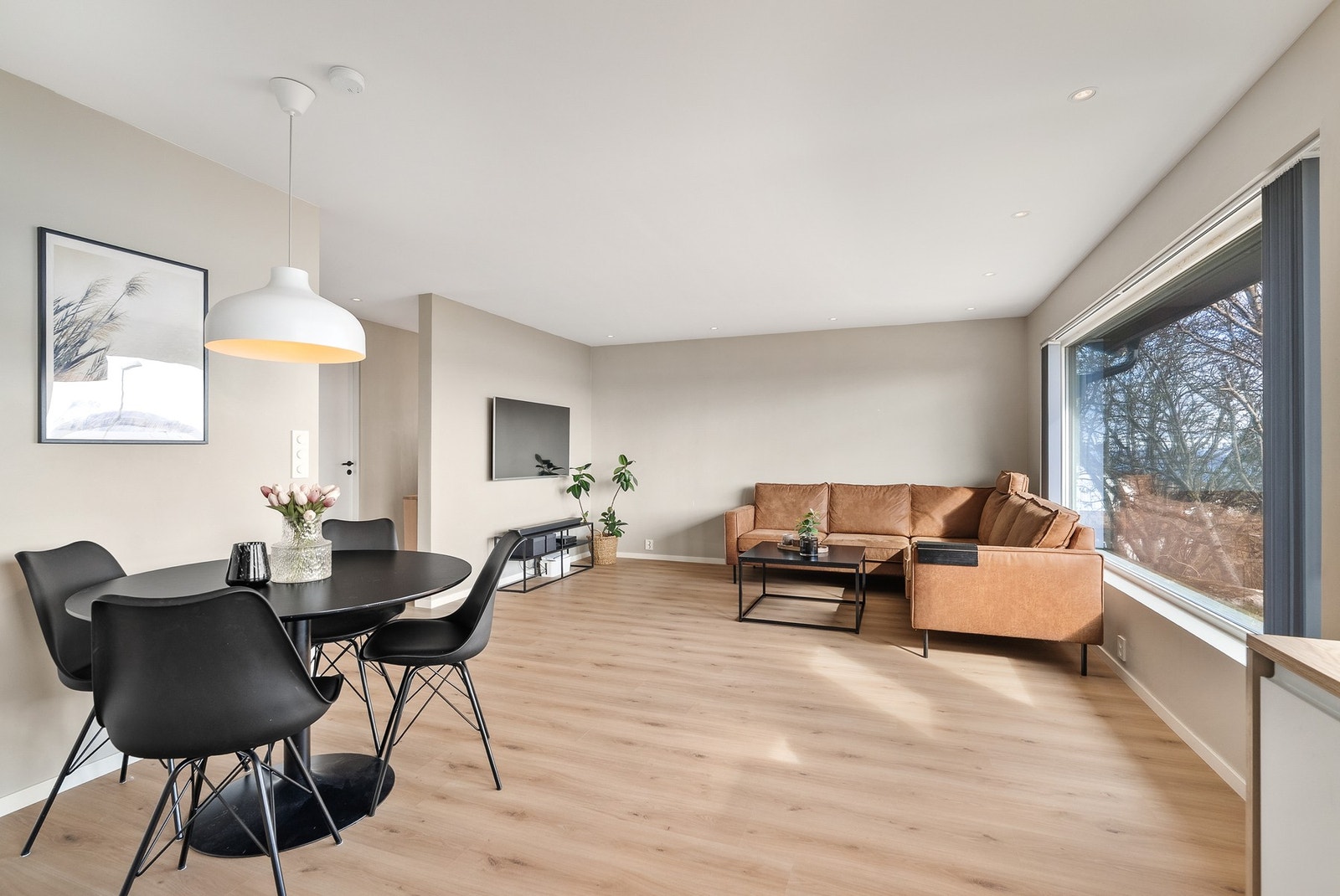 Det er god plass til både spisebord og sofagruppe i det åpne allrommet. Galleribilde