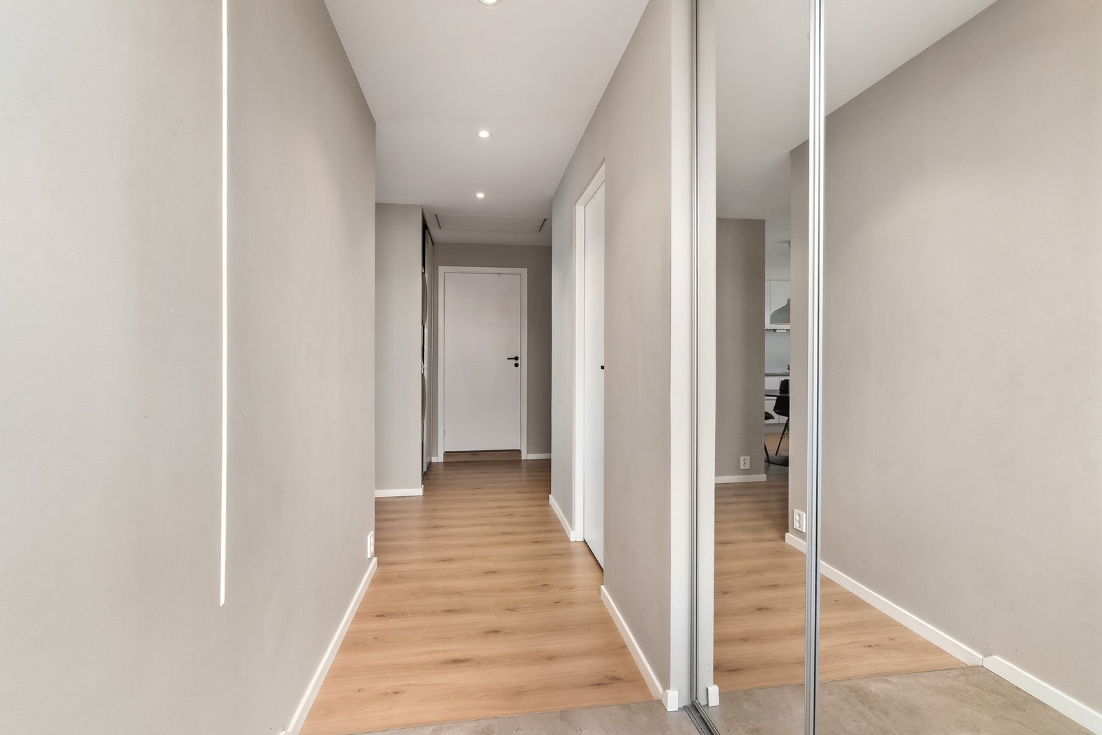 Praktisk skyvedørsgarderobe i entré. Galleribilde