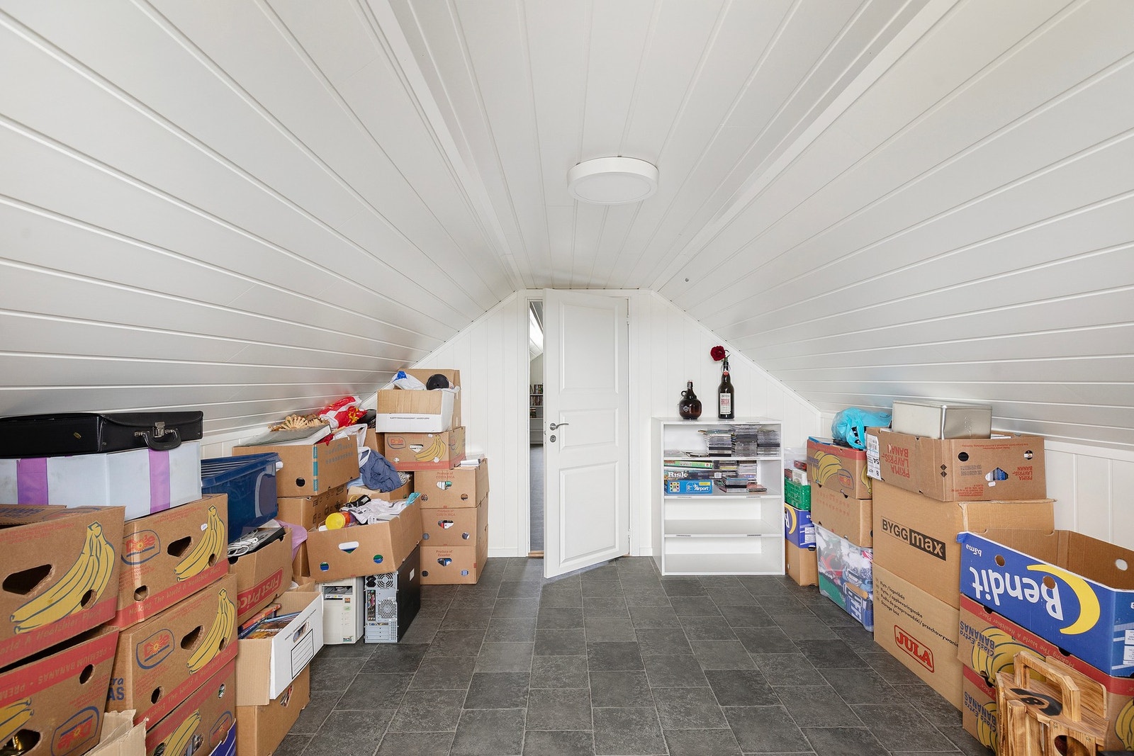 Rikelig med lagringsmuligheter i loft på garasjen. Galleribilde
