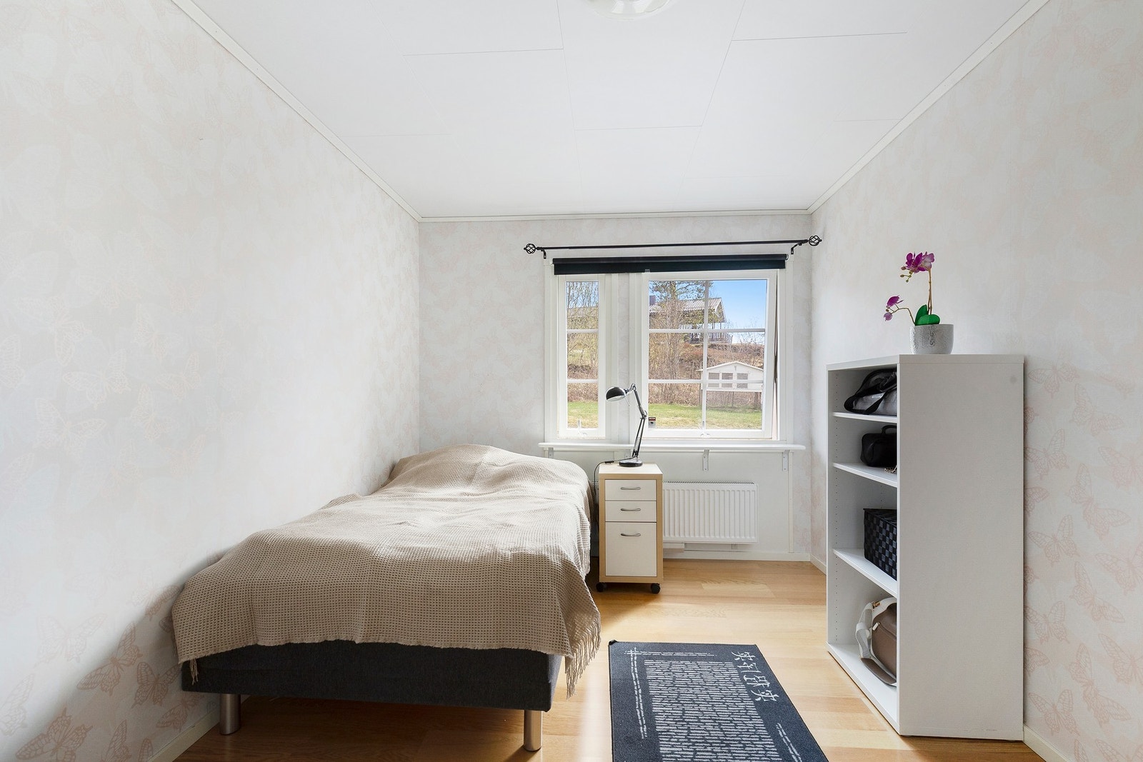 Boligen har totalt 4 gode soverom-hvorav 2 ligger i hovedetasjen og 2 i loftetasjen. Galleribilde