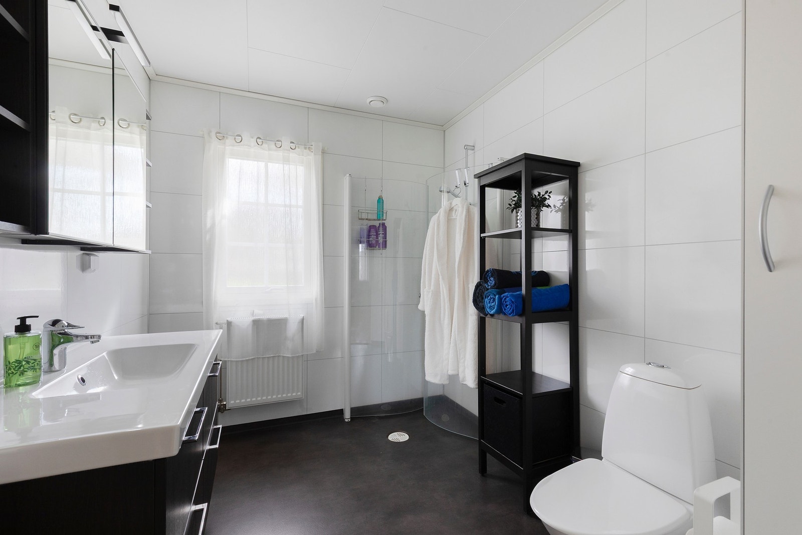 Baderom i 1. etasje. Våtromsbelegg på gulv & våtromsplater på vegg. Galleribilde
