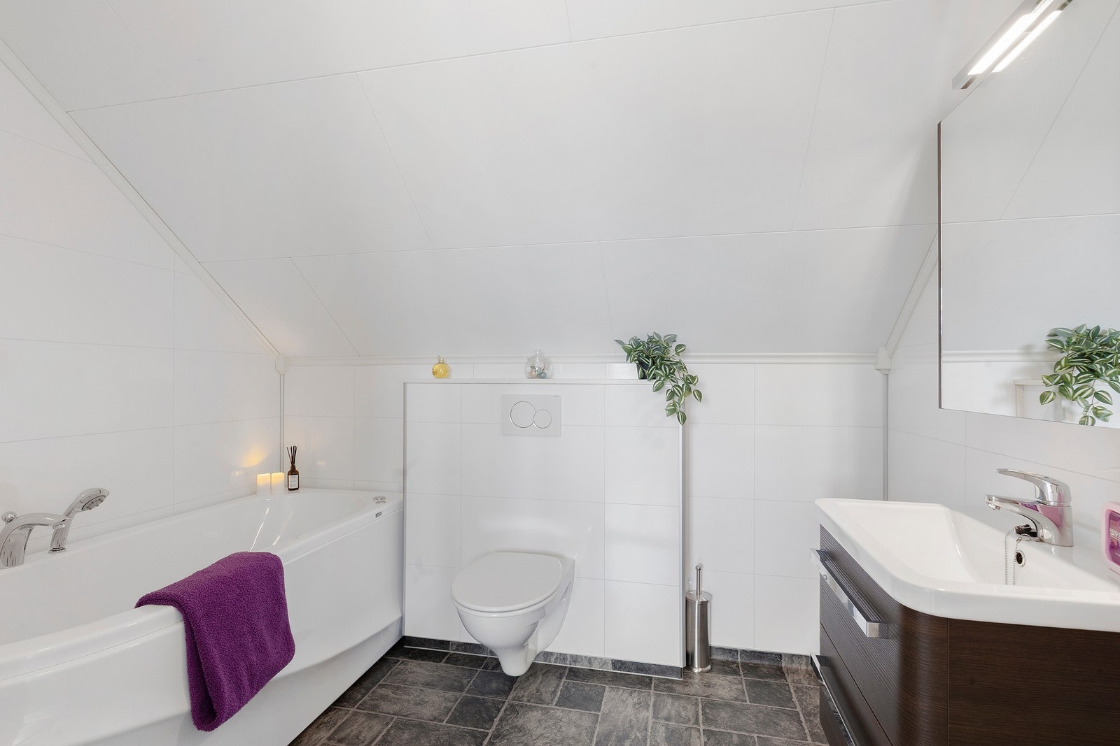 Praktisk med eget baderom i loftetasjen. Galleribilde
