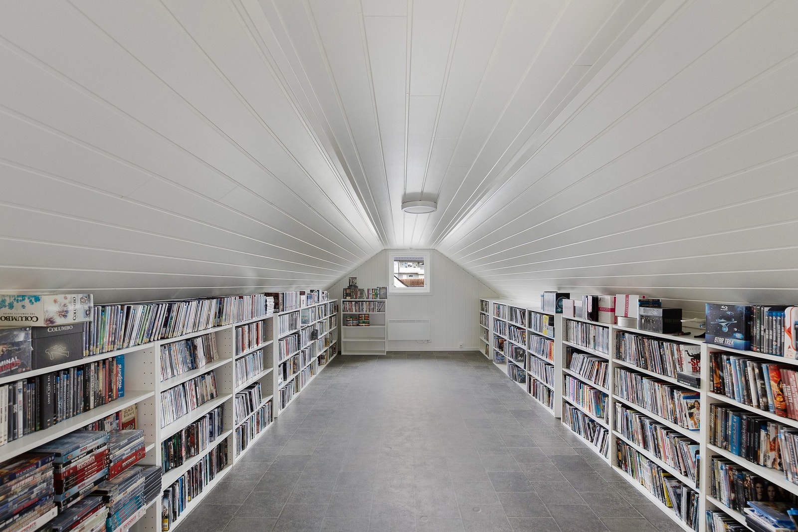 Garasjen har bodareal på totalt 45kvm. Galleribilde