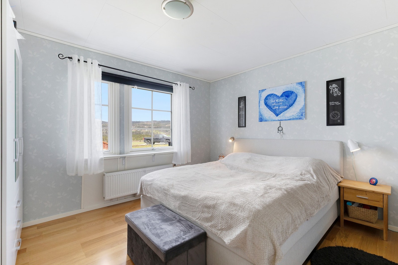 Romslig hoved soverom med god plass til dobbeltseng og garderobeløsning. Galleribilde