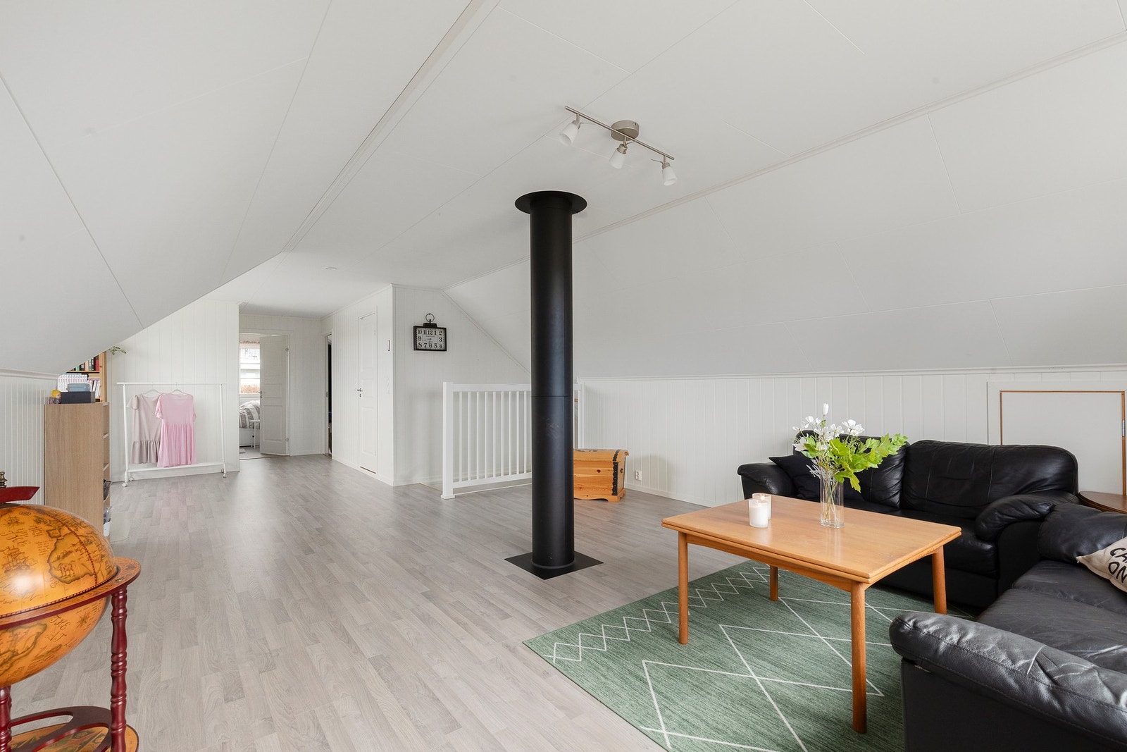 Lys og romslig loftstue med gode møblerings muligheter. Galleribilde