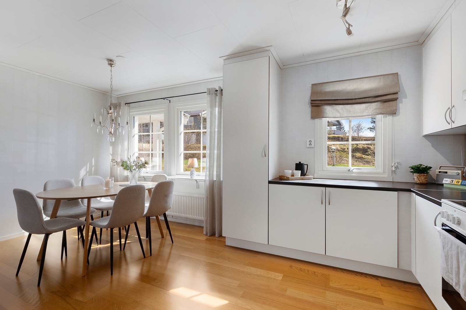 Det er god plass for spisebord ved kjøkkenet. Galleribilde