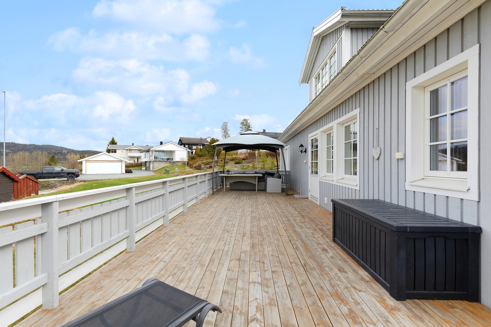 Stor terrasse- her har man mulighet til flere ulike sittegrupper. Galleribilde