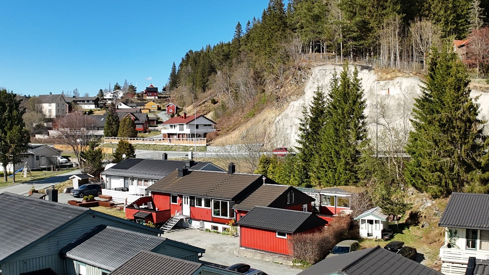 Boligen har vært gjenstand for betydelige oppgraderinger de siste årene og fremstår som innbydende. Galleribilde