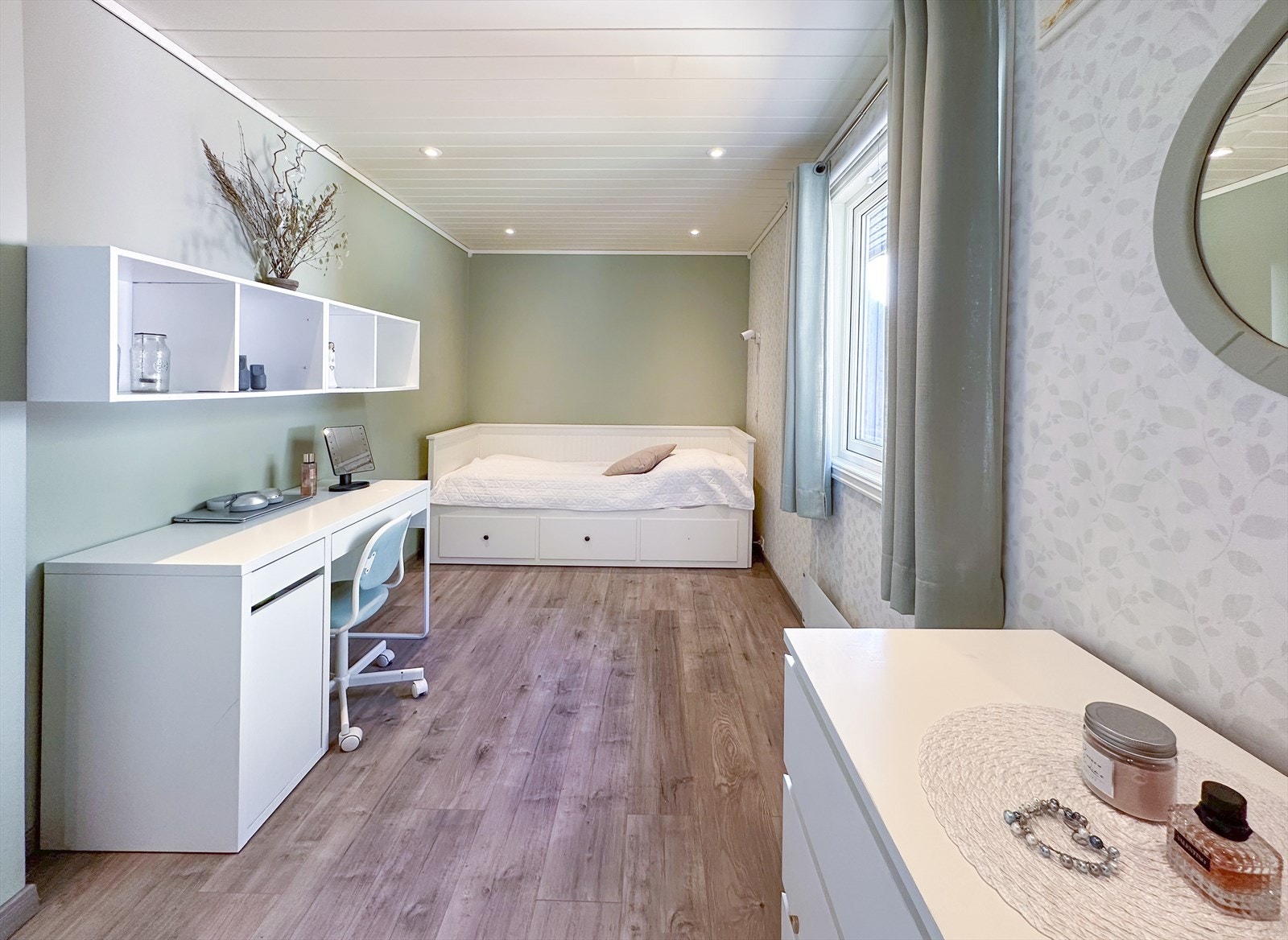 Soverom hovedplan med fine overflater og downlights i himling Galleribilde