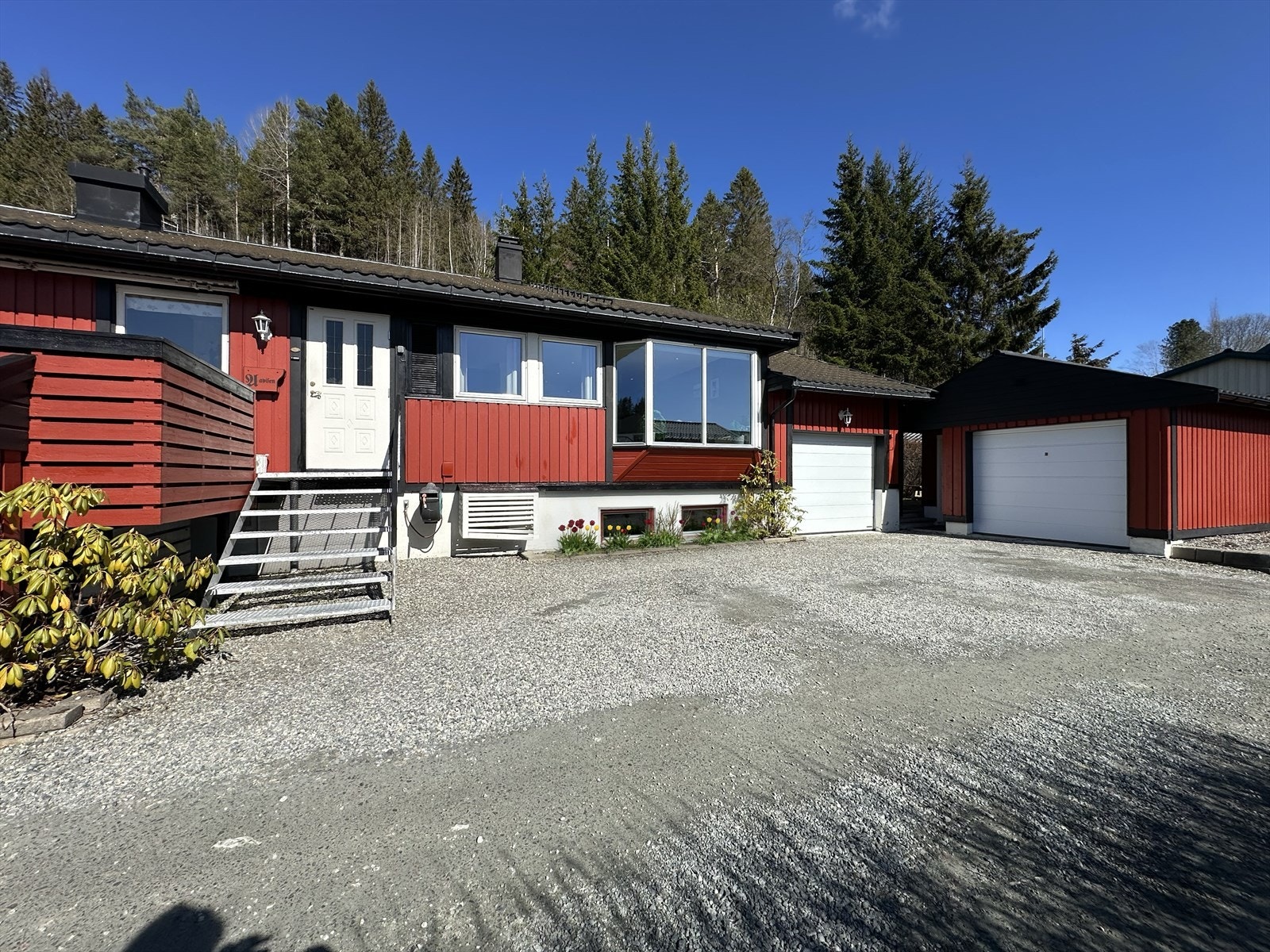 Huset ligger rett ved inngangen til Leinstrandmarka, og der finner du også Ringvålskogen barnehage. Galleribilde