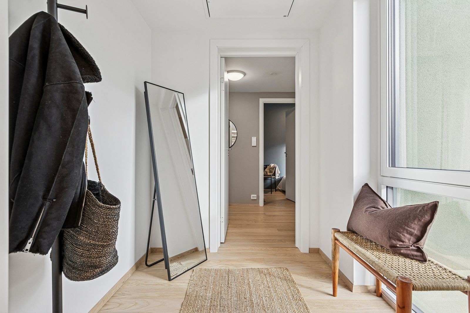 Boligen har en lys og innbydende entré som gir et godt førsteinntrykk. Lyse overflater og store vindusflater
skaper en åpen og luftig følelse. Galleribilde