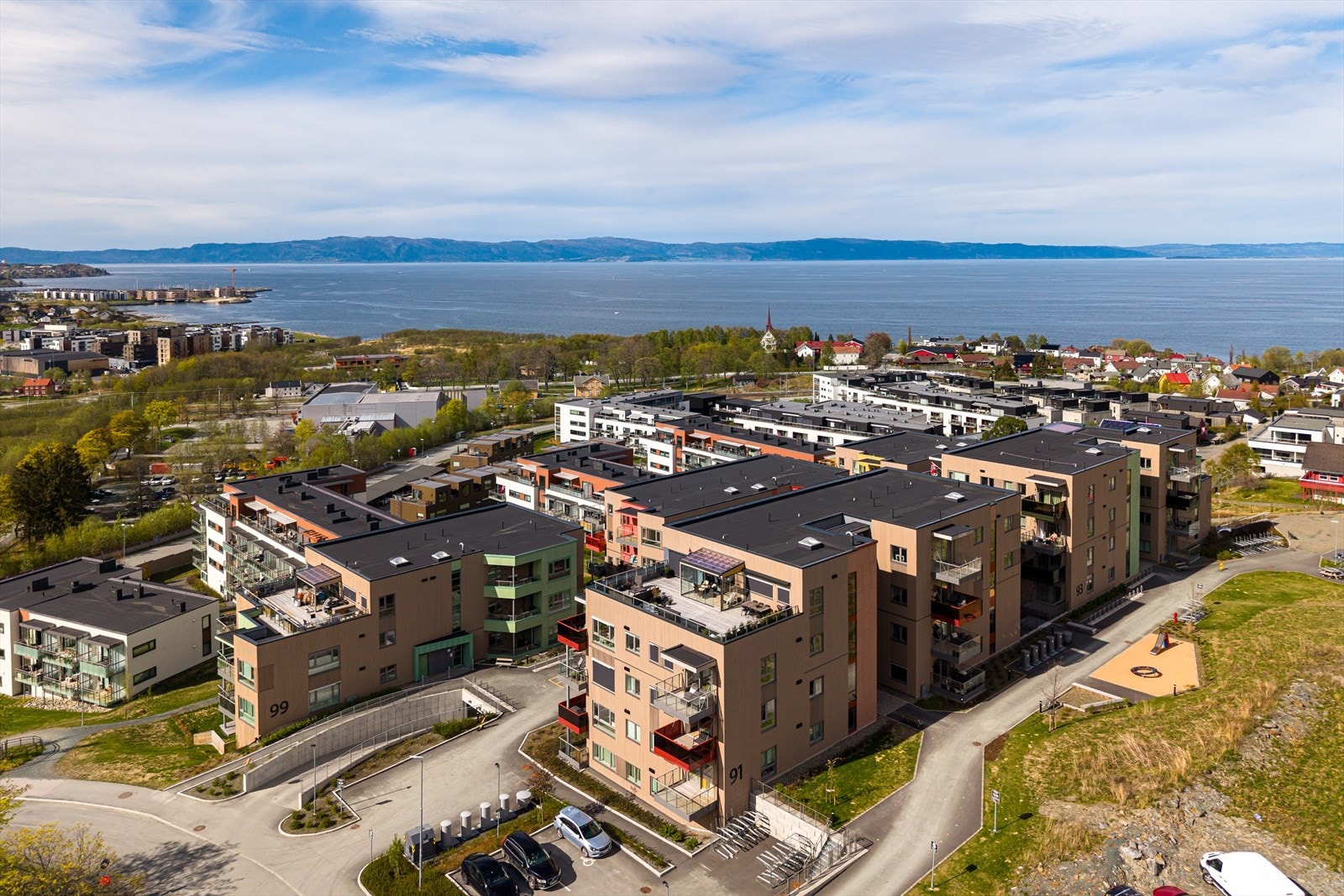 Sameiet har en gunstig plassering hvor man har kort gangavstand til dagligvare og bussholdeplass. Fra ytterdøren er det bare 20 minutter inn til Trondheim sentrum. Galleribilde