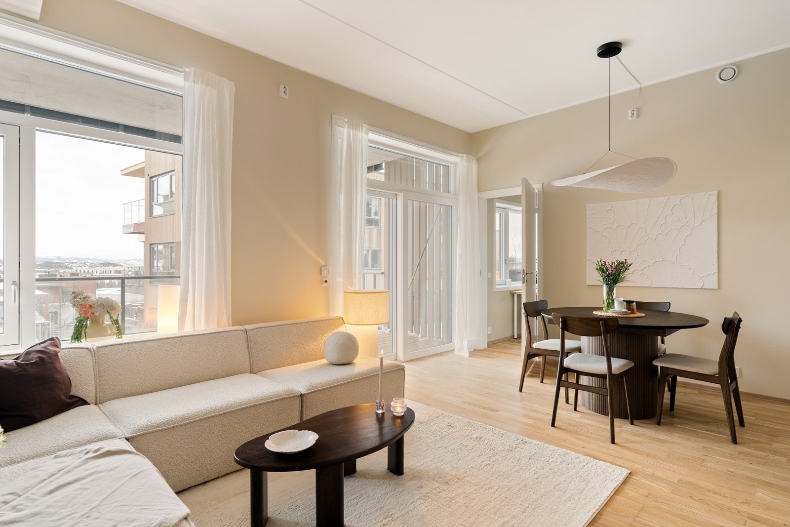 Leiligheten består av entrè, bad, to soverom, stue/kjøkken og en lekker balkong med fantastisk utsikt. Galleribilde