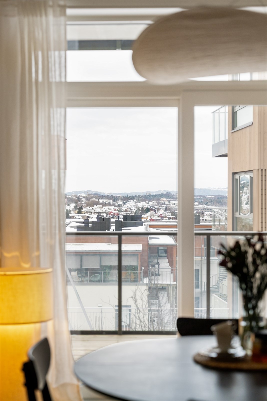 Den svært praktiske beliggenheten i sameiet gir fantastisk utsikt mot både byen og flott sjøutsikt fra balkongen. Galleribilde