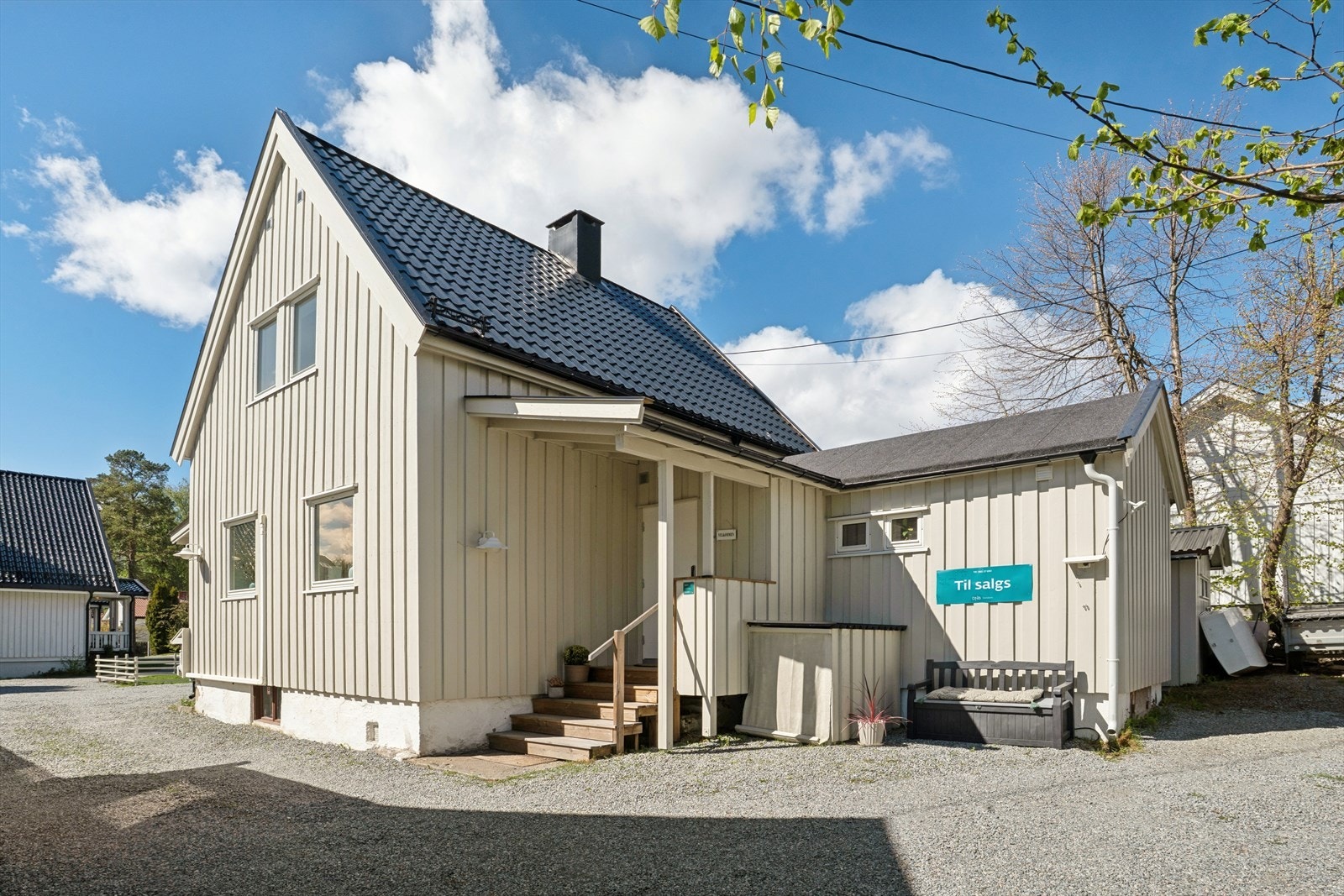 Eiendommen ligger attraktivt til innerst i en rolig stikkvei, med gode parkeringsmuligheter på tomten med 4 biloppstillingsplasser. Galleribilde