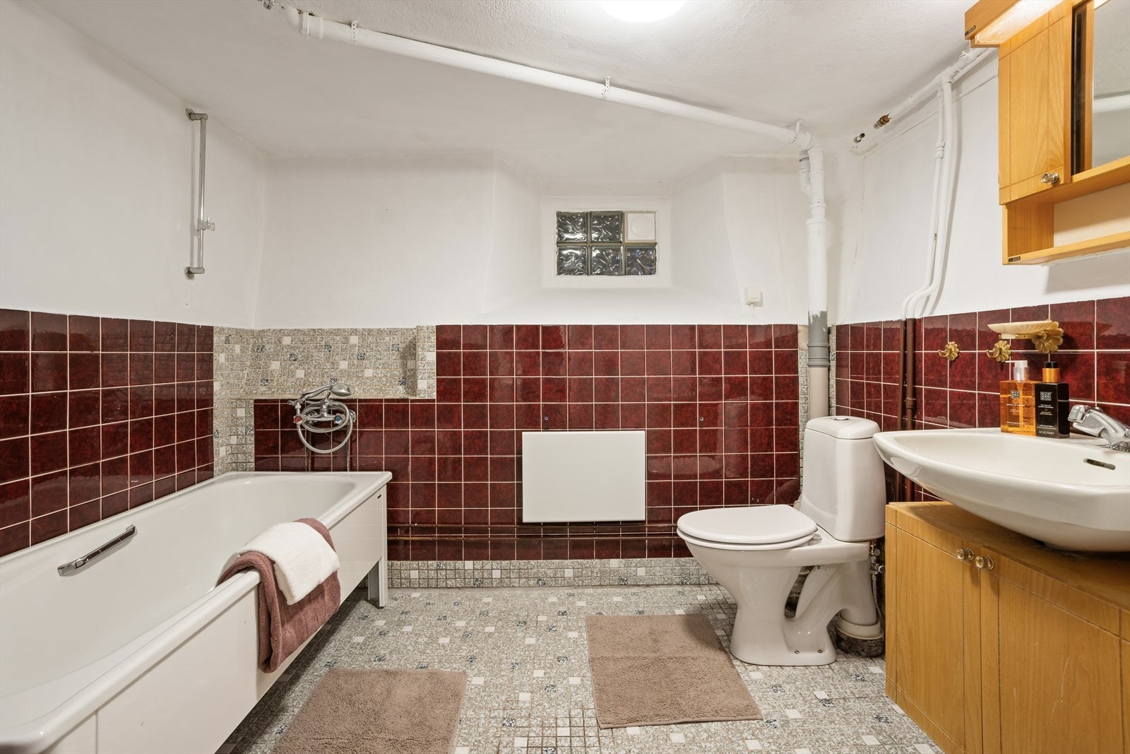 Badet i kjelleren er av eldre dato og har et oppgraderingsbehov. Galleribilde