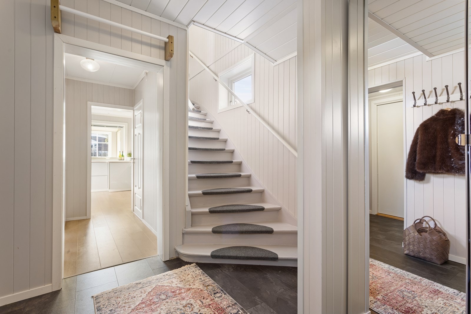 Trappen leder opp til gangen i andre etasje. Galleribilde