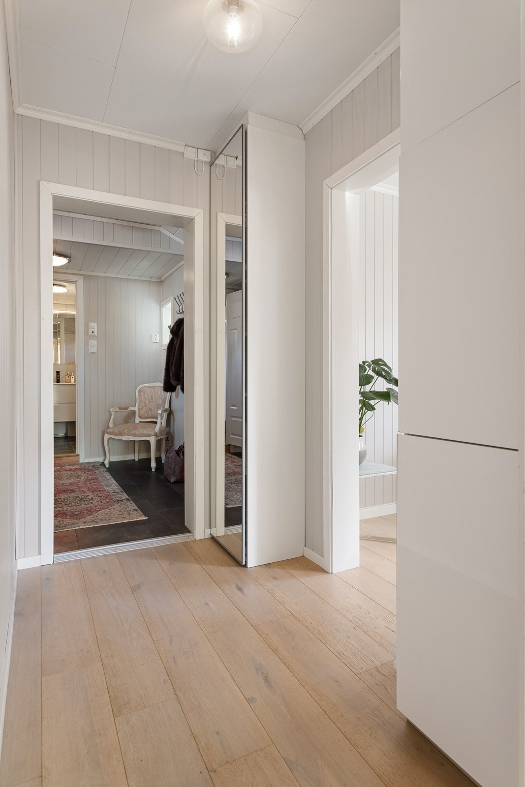 I gangen er det tilgang til boligens sosiale rom, samt godt med skapplass til diverse oppbevaring. Galleribilde