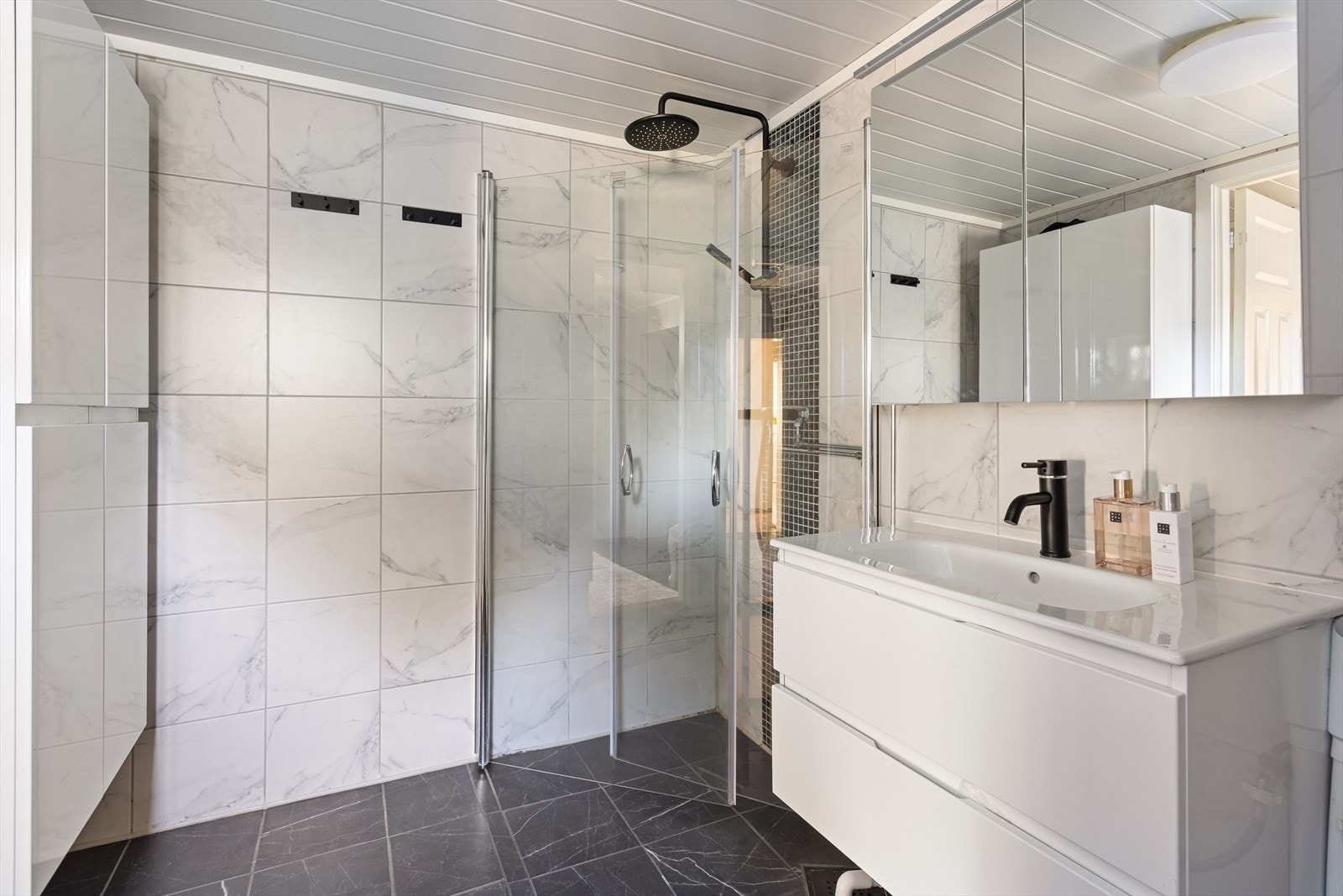 Badet i første etasje ble pusset opp i 2019 og fremstår moderne og funksjonelt. Galleribilde
