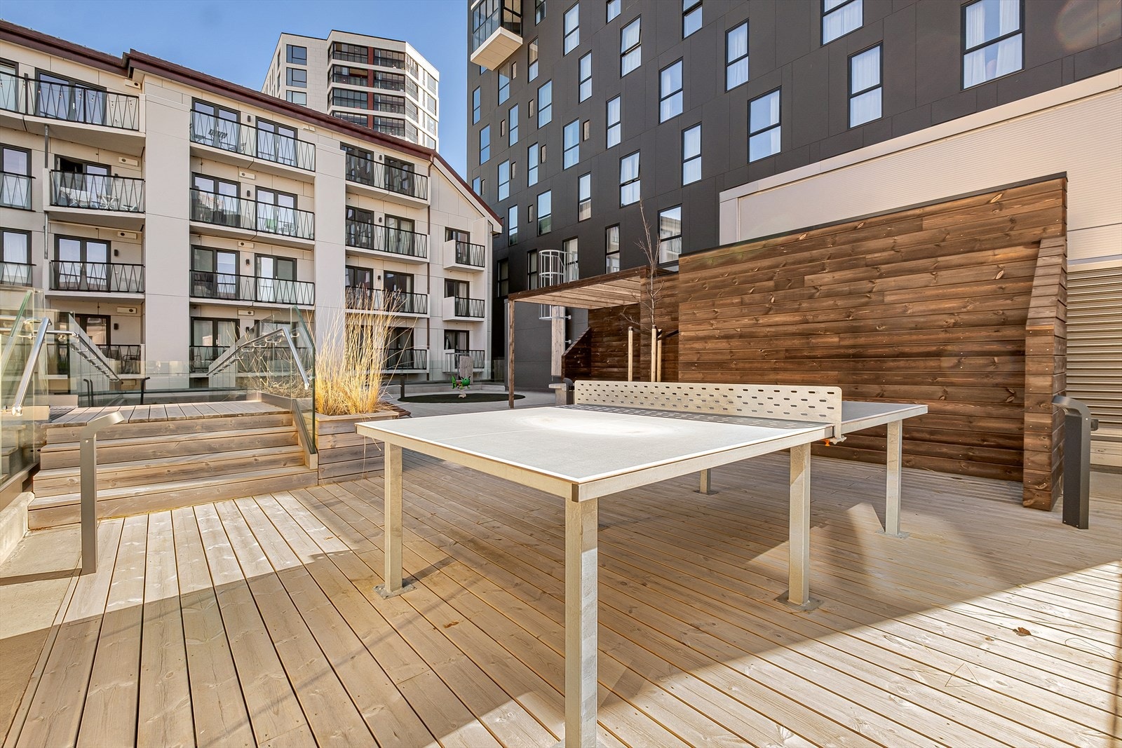 Sameiet har felles, solrik takterrasse med utgang fra 3. etasje, og sykkelparkering. Galleribilde