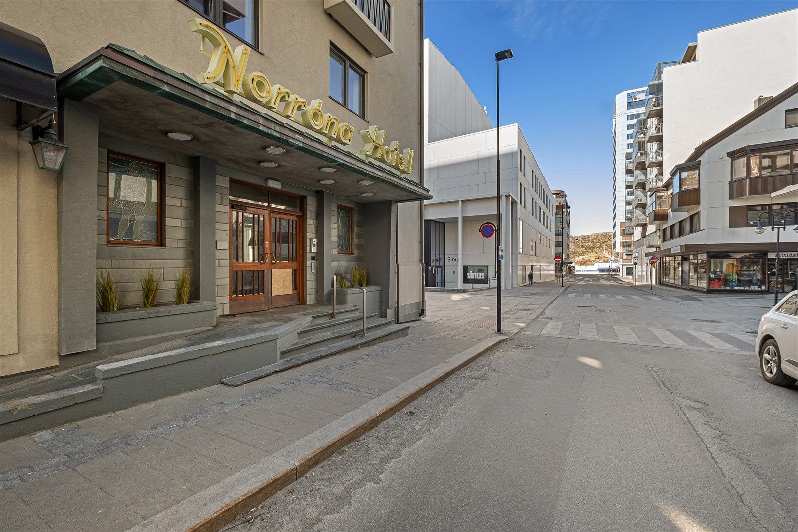 Bygget er plassert midt i sentrum. Her har du et bugnende servicetilbud like utenfor ytterdøra. Galleribilde
