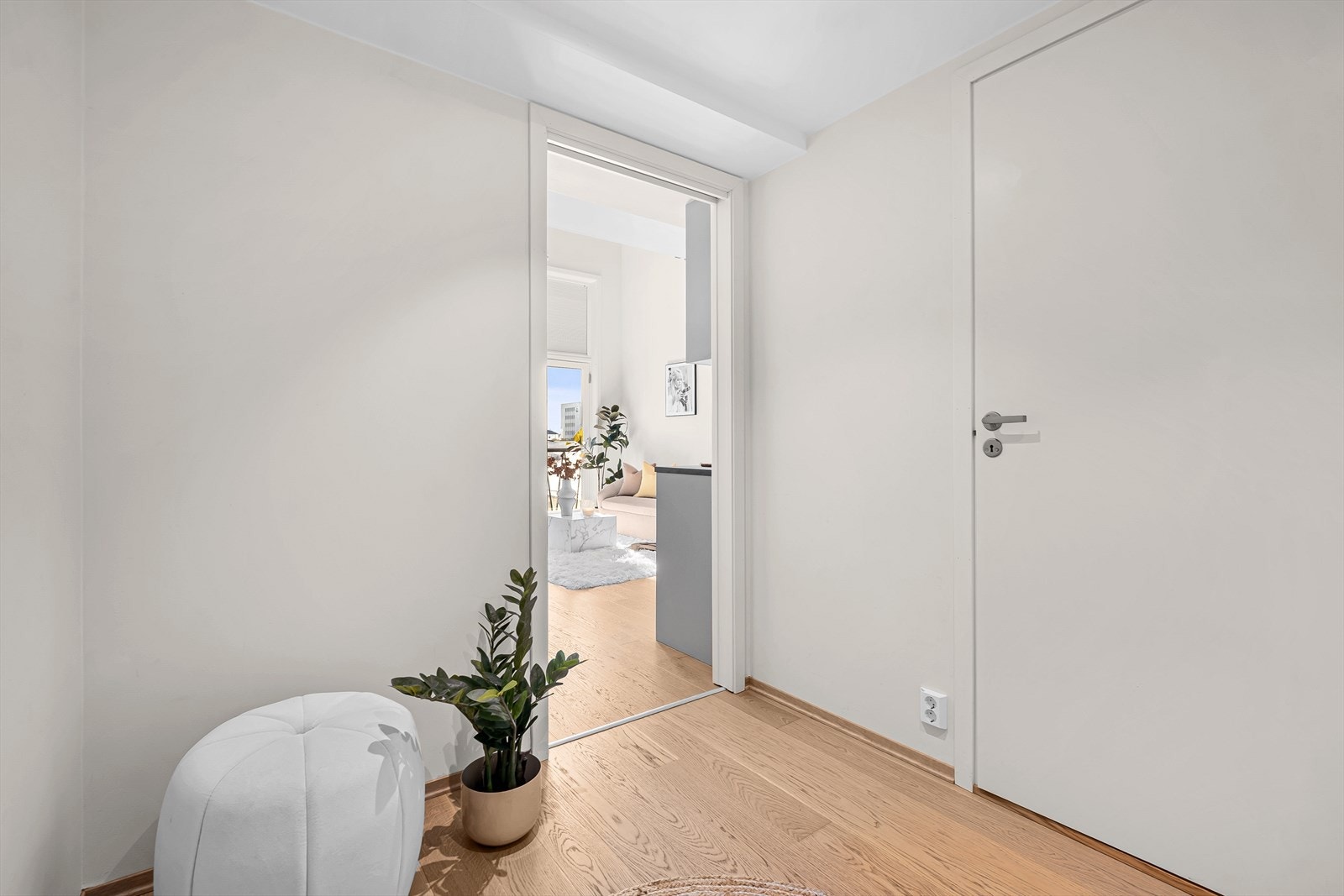 Entréen gir et innbydende førsteinntrykk, og har god plass til lagring av yttertøy og sko. Galleribilde