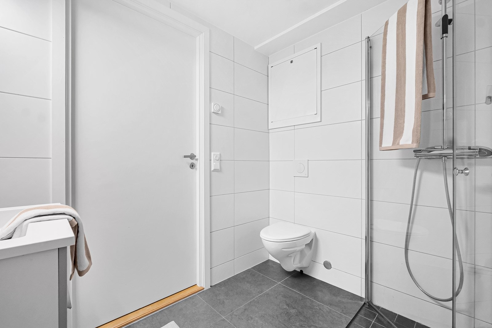 Badet har også vegghengt toalett og opplegg for vaskemaskin. Galleribilde