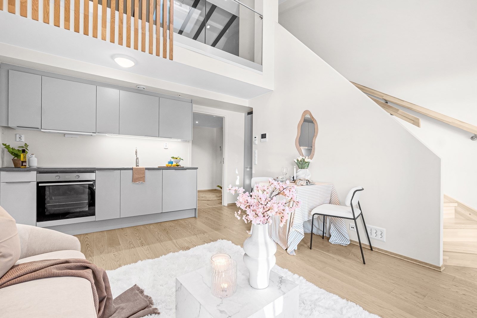 Leiligheten har en smart utnyttet planløsning og pene, moderne detaljer. Galleribilde