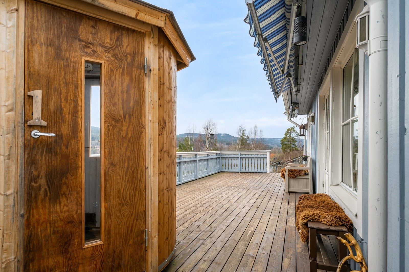 Den romslige terrassen på ca. 41 m² er en flott forlengelse av stuen og har god plass til utemøbler. Galleribilde