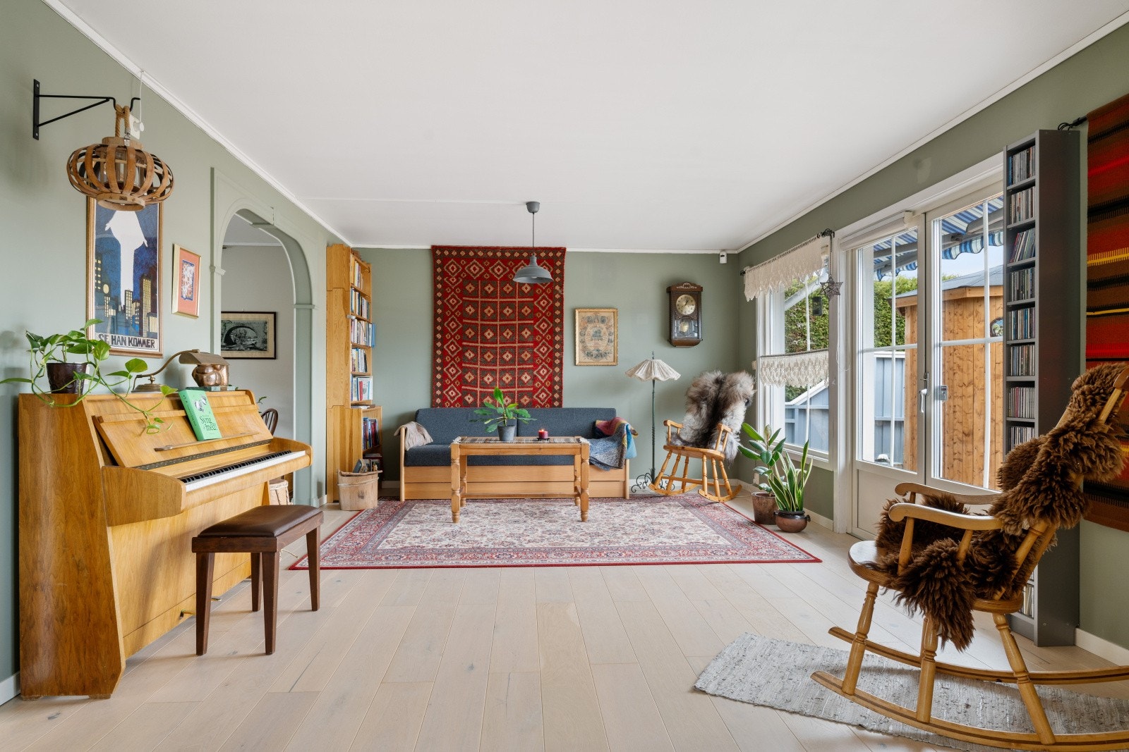 Stuen egner seg godt som boligens samlingspunkt, med god plass til både salong og spisestue. Galleribilde