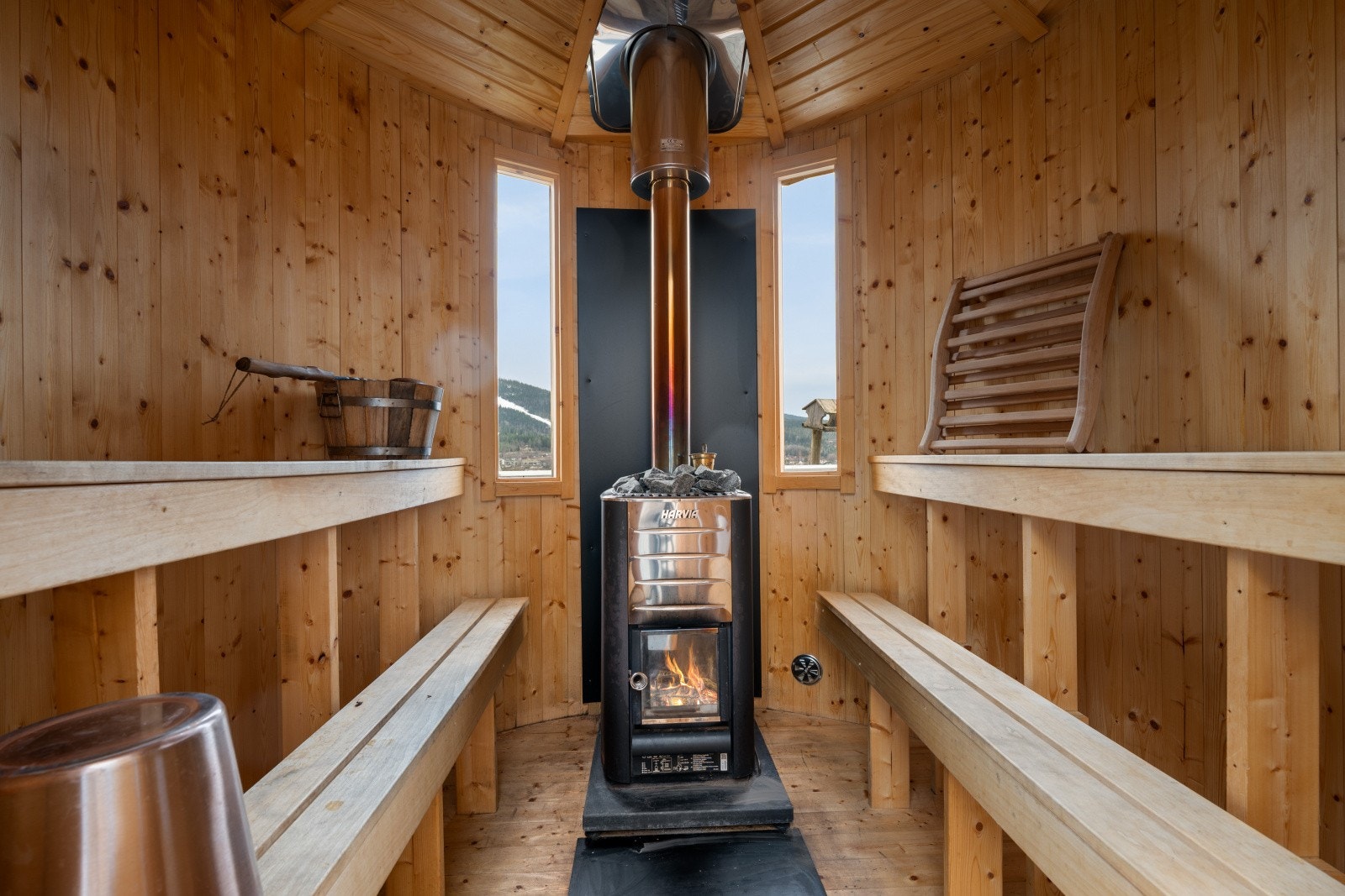 På terrassen er det plassert en vedfyrt badstue, perfekt for kalde dager. Galleribilde