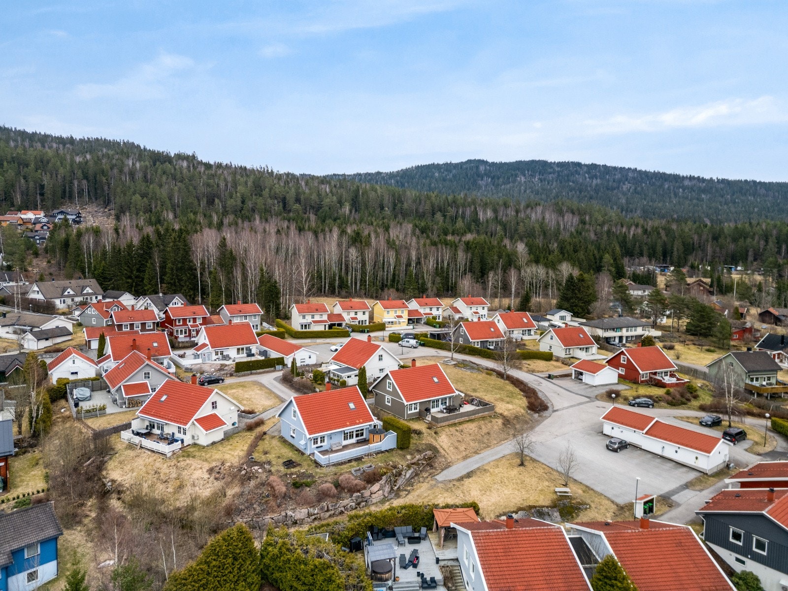 Koselig enebolig i borettslag med utsikt mot Varingskollen i veletablert nabolag. Galleribilde