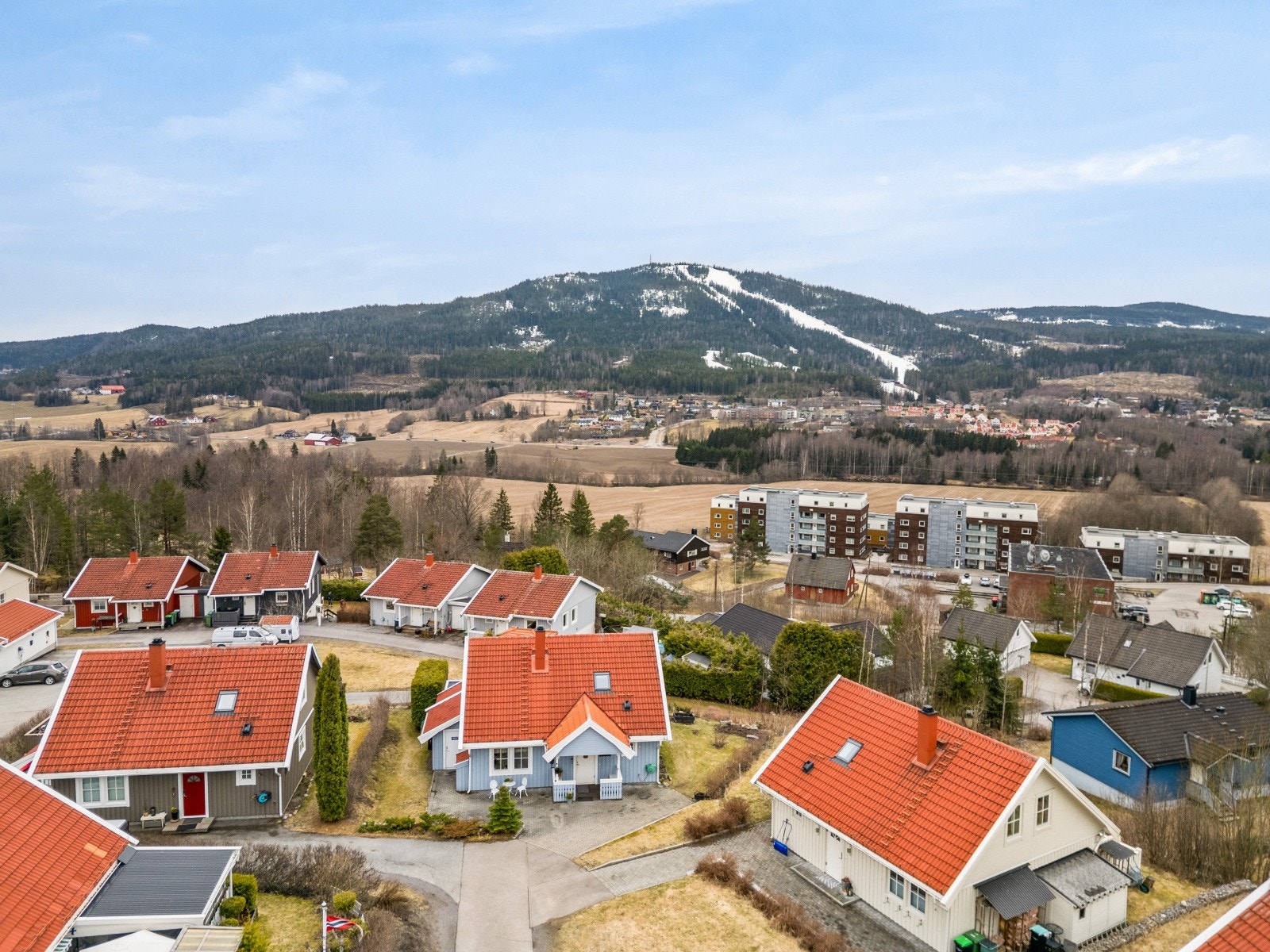 Velkommen til Tøyenhaugen. Her bor du i et veletablert og rolig boligområde i Hakadal, med utsikt mot Varingskollen. Galleribilde