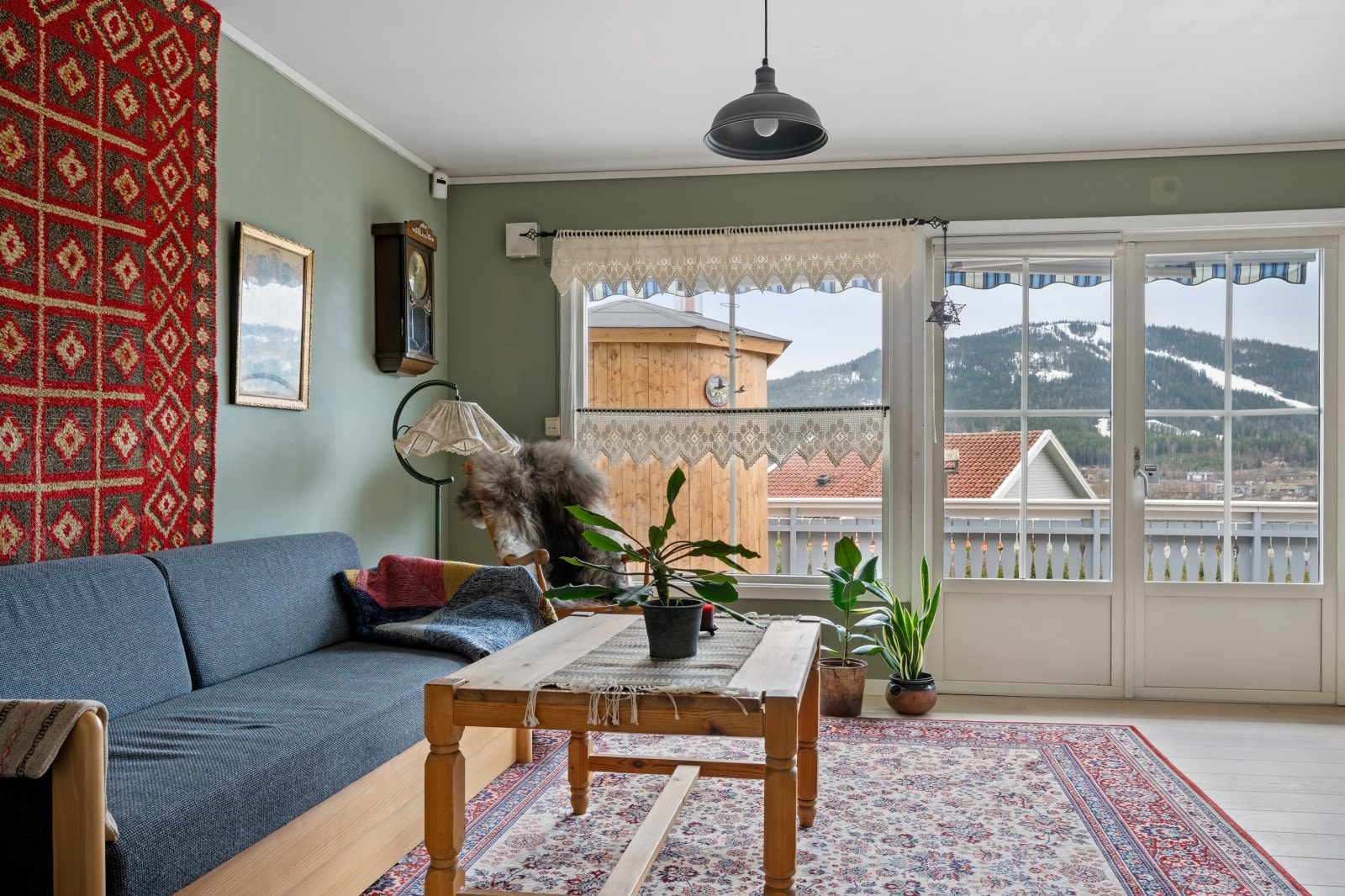 Store vindusflater gir godt med lys og rammer inn utsikten mot skibakken. Galleribilde