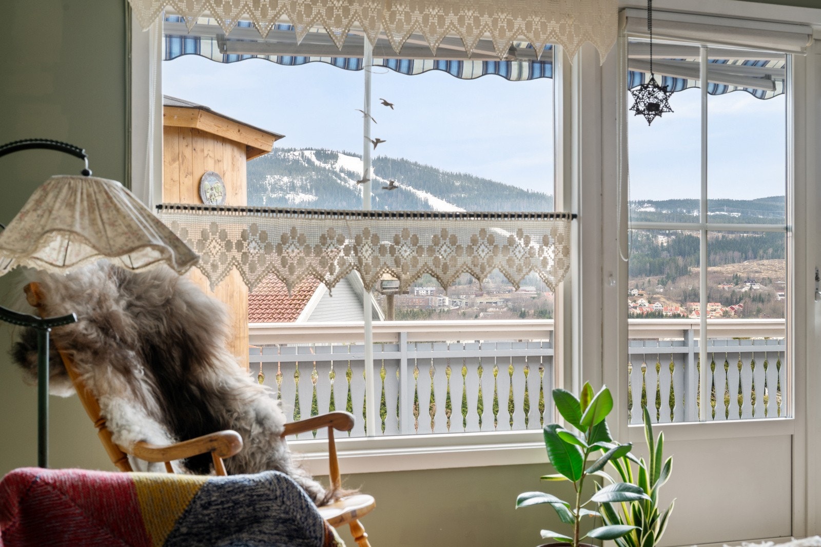 Fra stuen er det direkte utgang til den store terrassen gjennom en malt balkongdør med isolerglass. Galleribilde