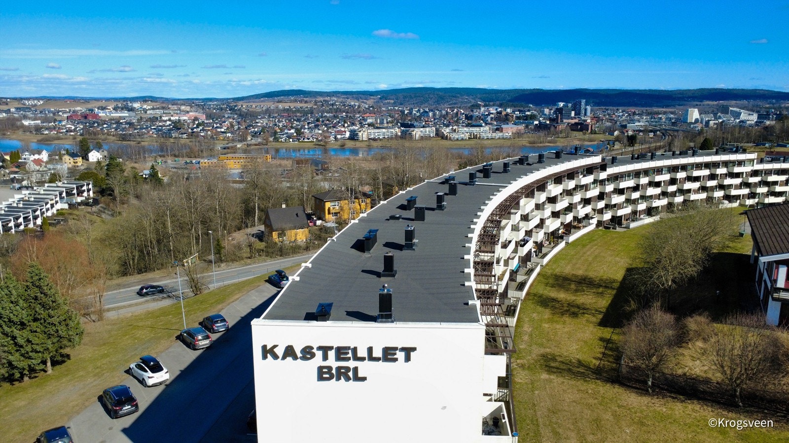 Leiligheten ligger høyt og fritt i 4. etasje, med utsikt over nærområdet og mot Lillestrøm. Det tar ca. 10 minutter å sykle til Lillestrøm stasjon som igjen tar deg videre til Oslo eller Gardemoen på snaue 10 minutter Galleribilde