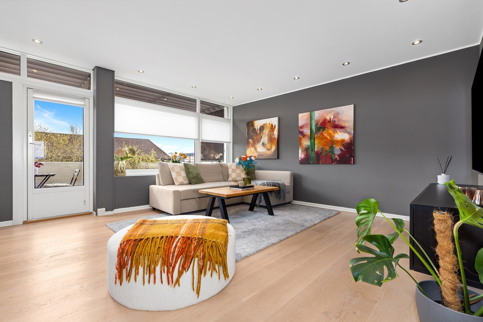 Utgang til balkongen fra stuen - balkongdør fra 2015. Galleribilde
