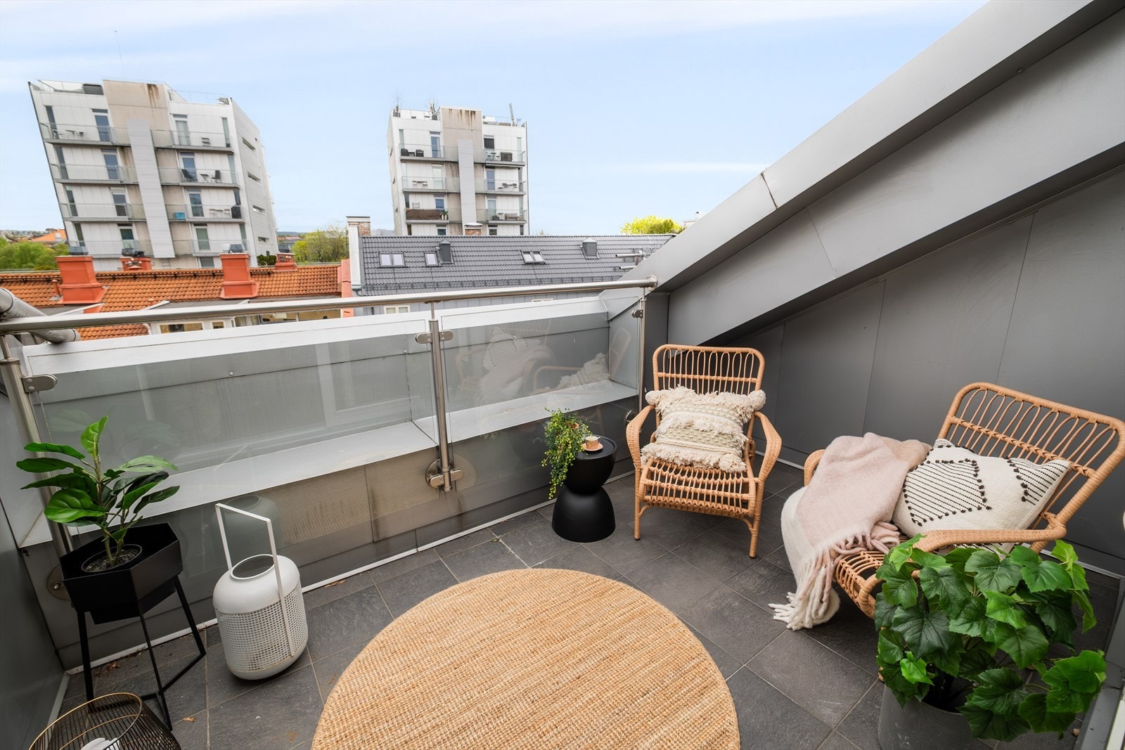 Boligen byr på en privat takterrasse på ca 7 kvm med flott utsyn og fine solforhold. Galleribilde