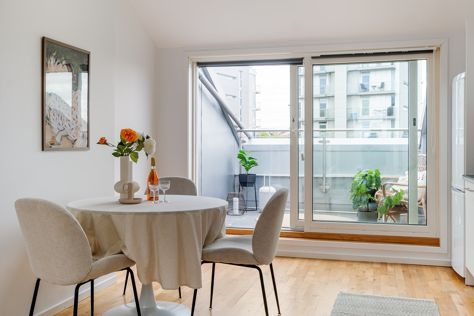 Fra stuen er det utgang til taktakterrassen. Galleribilde