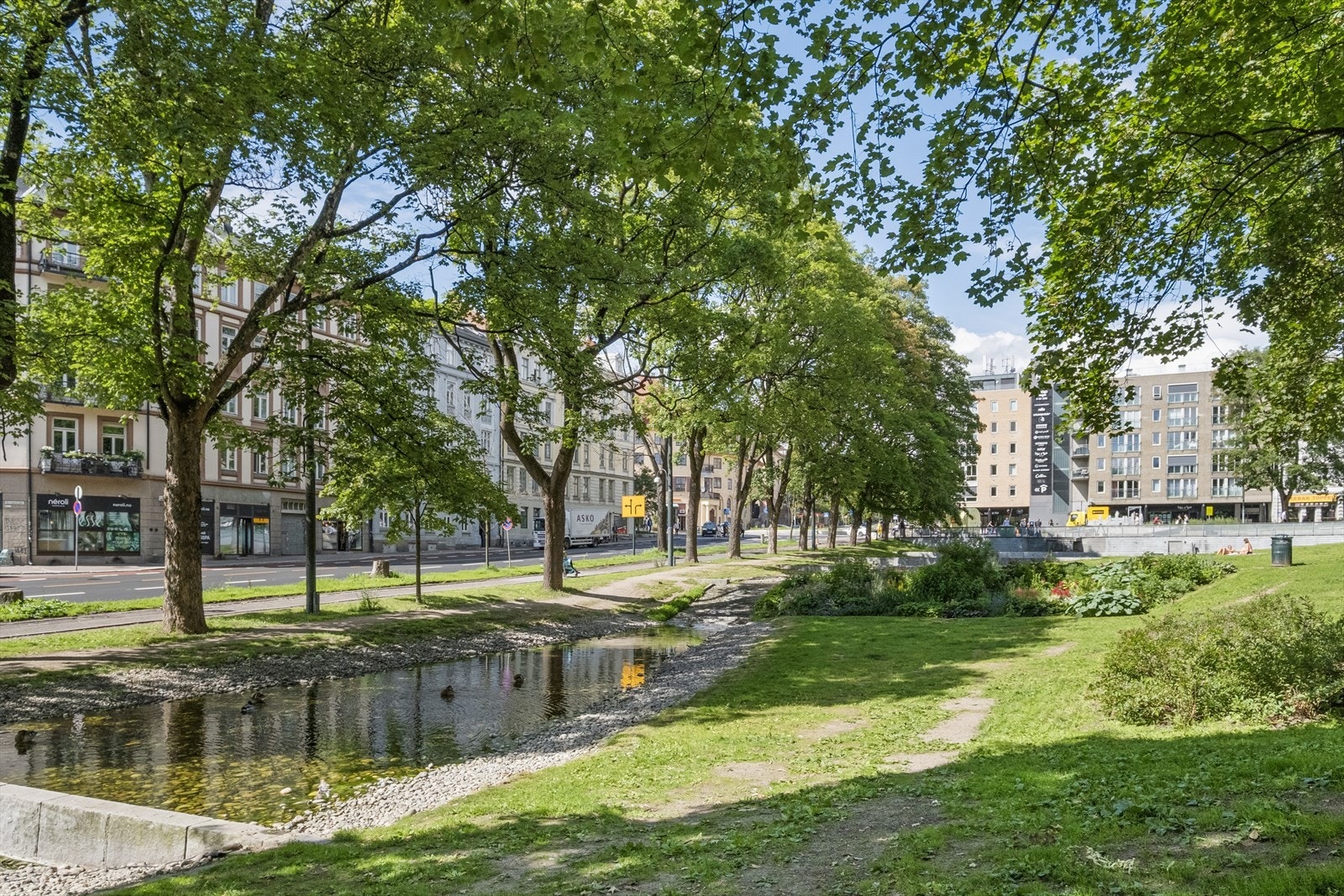 På Kiellands Plass har blant annet Kiellands Hus med Vinmonopolet, stor COOP Mega butikk, frisør, Nille m.m. Galleribilde