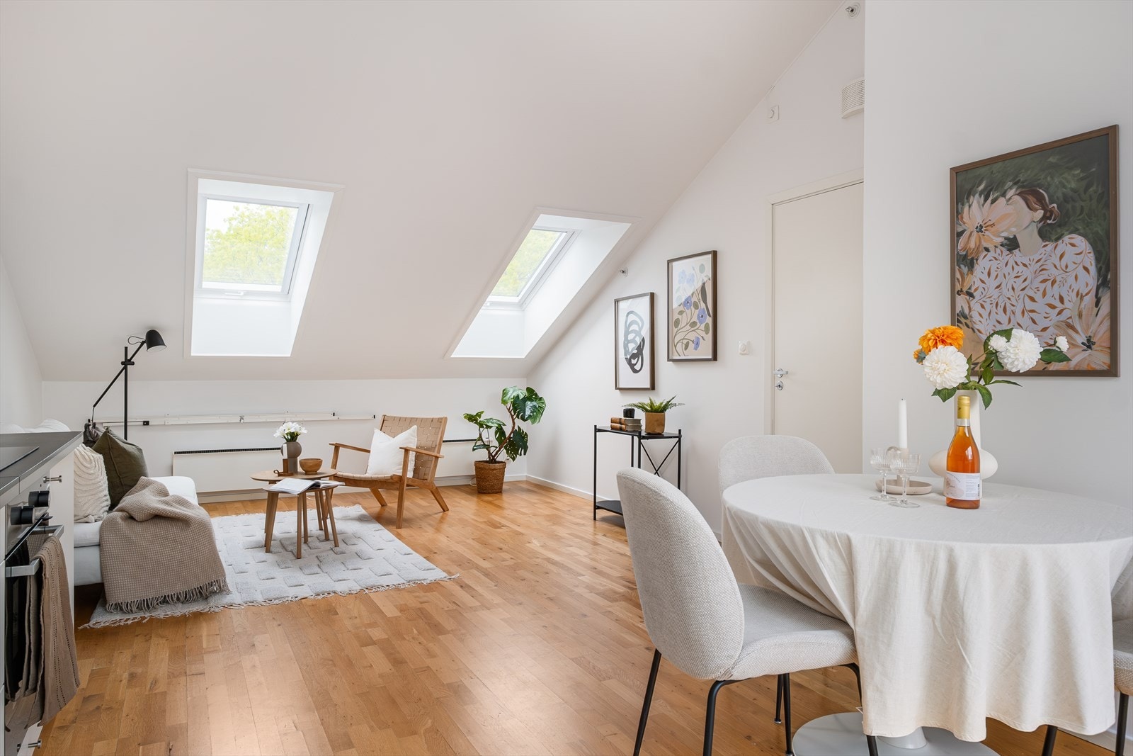 Leiligheten har generøs takhøyde på opp mot 3,2 meter. Galleribilde