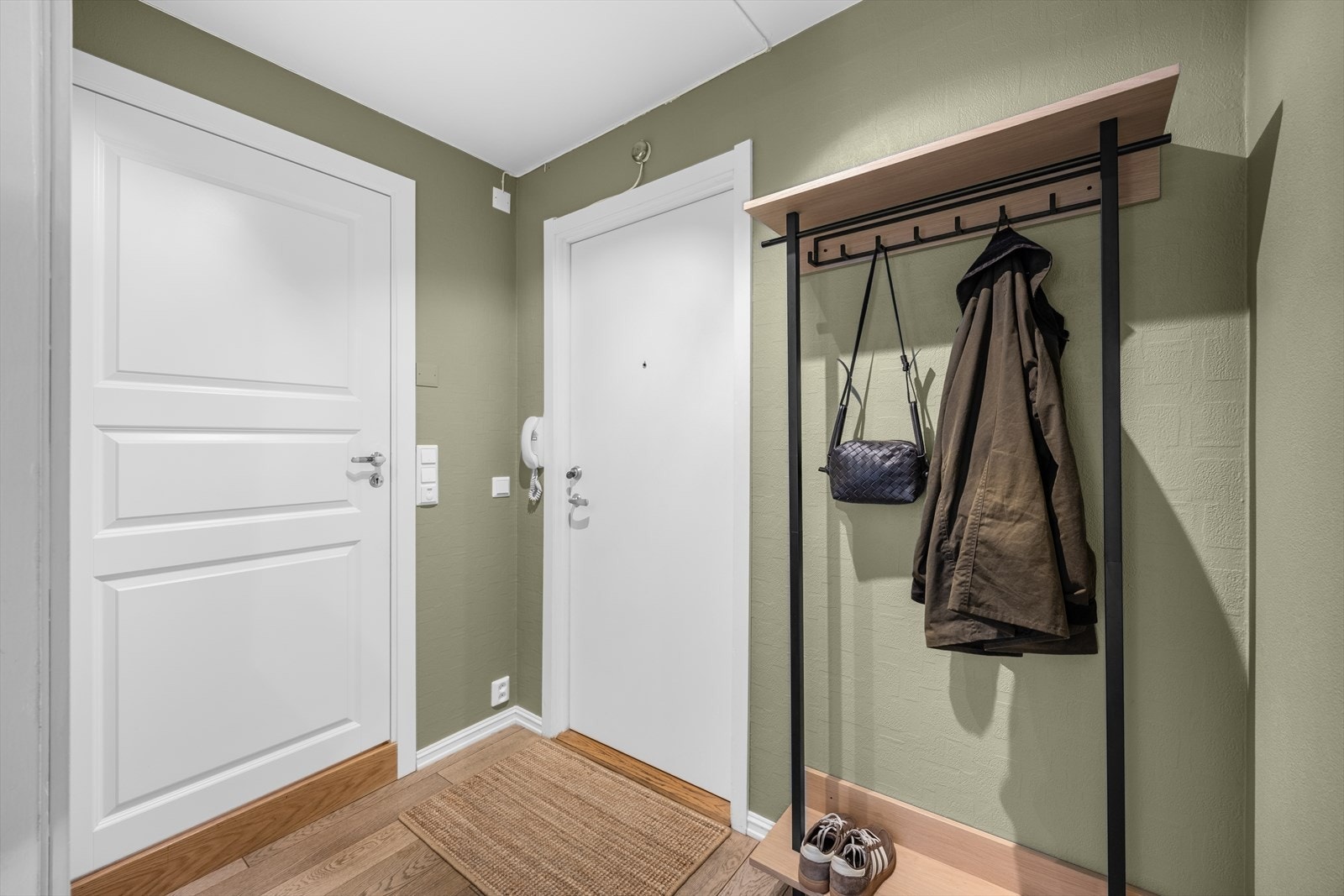 Du ønskes velkommen inn til en lys og innbydende entré. Galleribilde