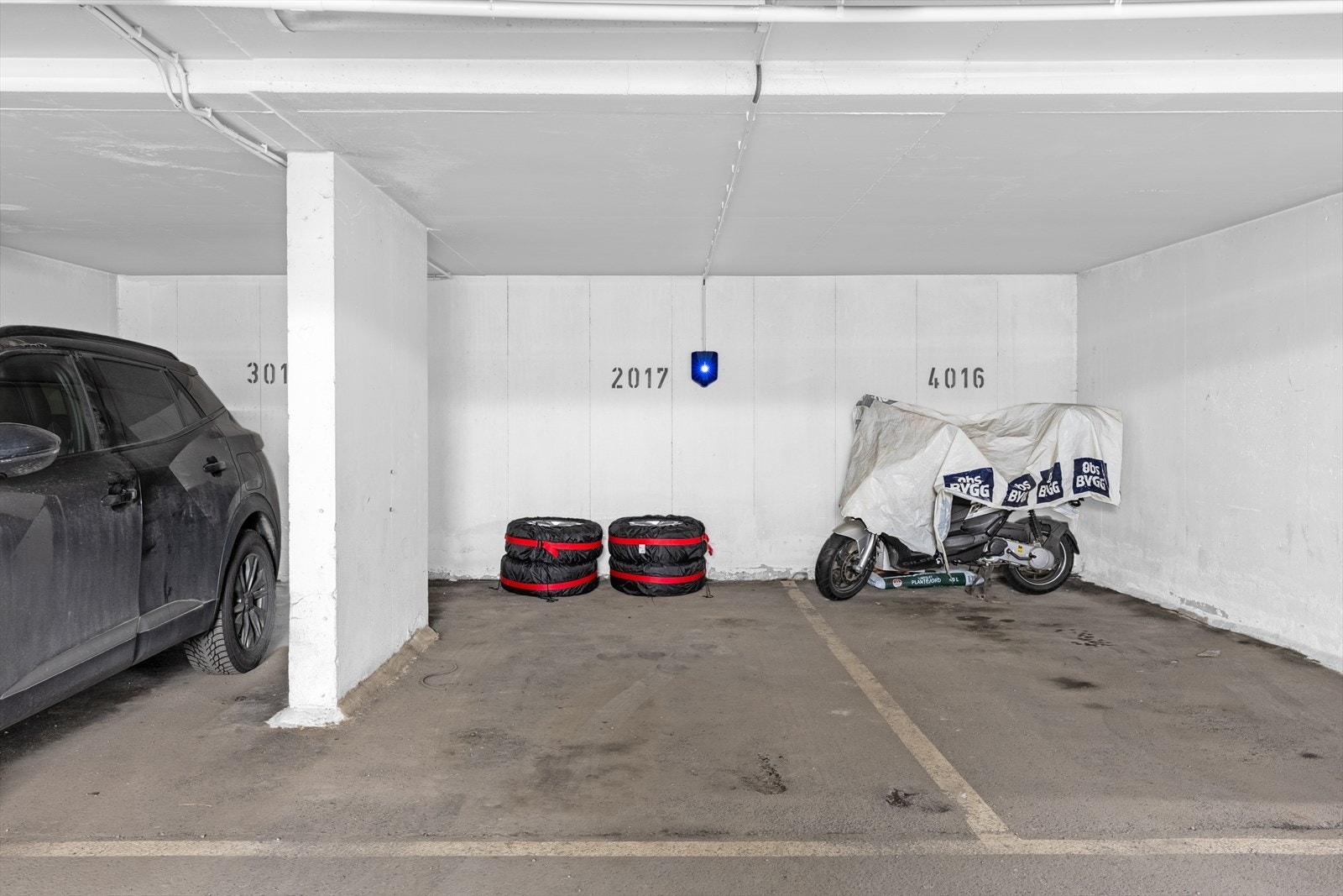 Parkeringsplass merket "2017" i felles garasjeanlegg følger leiligheten. Elbillader installert i 2026. Galleribilde
