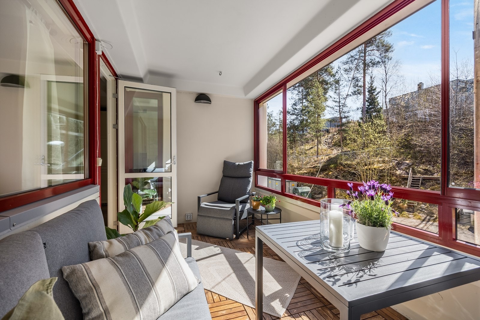 Verandaen har enkle skyvbare glass. Galleribilde