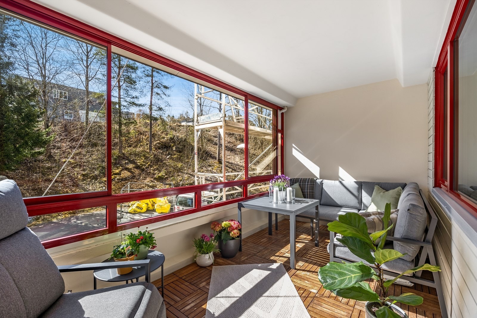Leiligheten har en sørvendt, innglasset balkong på ca. 11m². Galleribilde