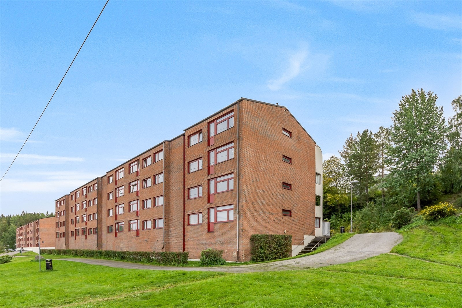 Del av et veletablert borettslag med fine og grønne fellesområder. Galleribilde