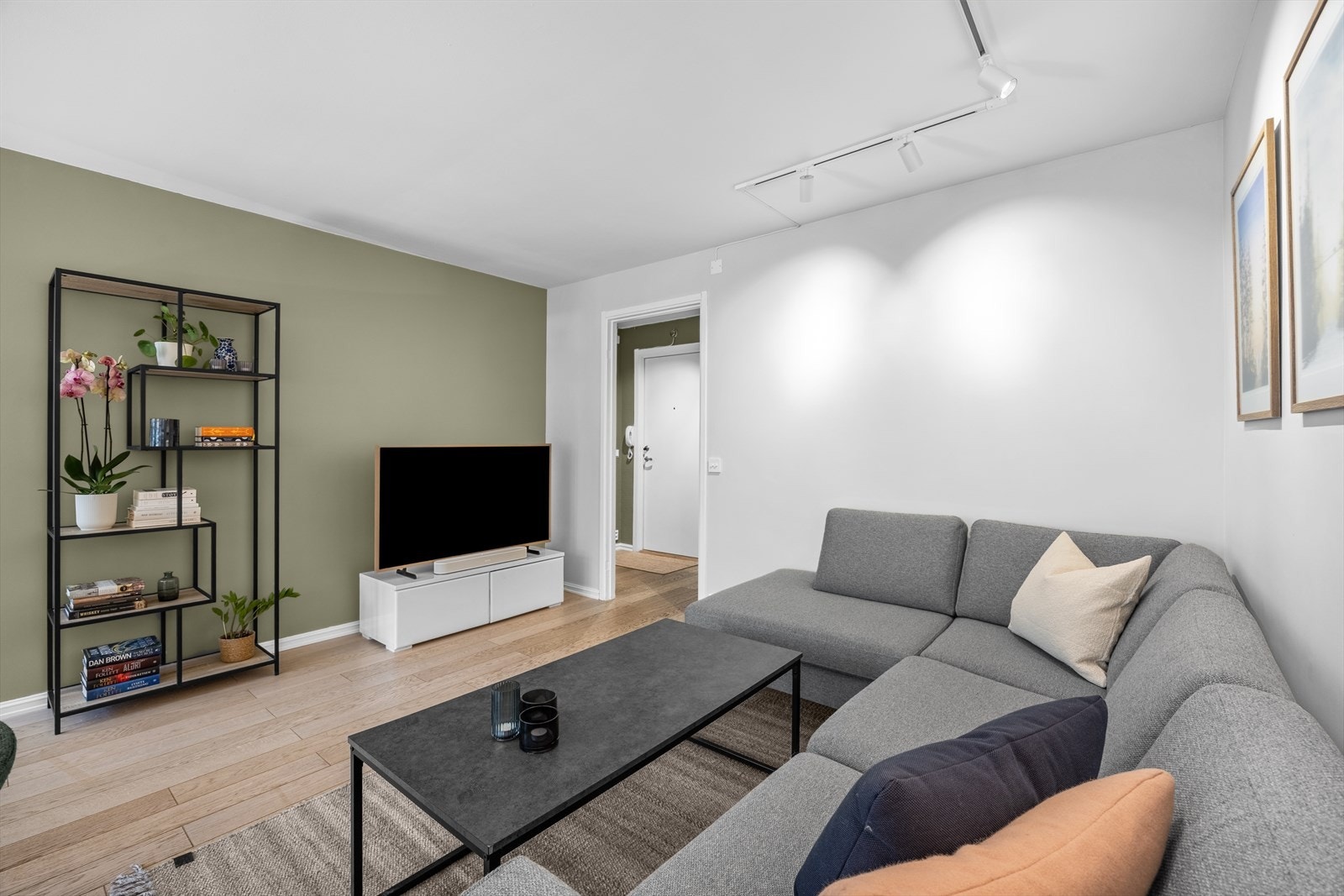 Leiligheten har en romslig stue som slipper inn rikelig med dagslys og bidrar til en behagelig romfølelse. Galleribilde